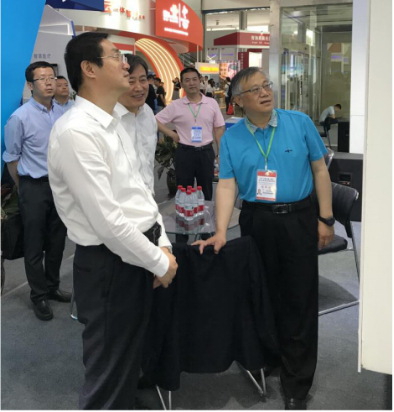 省委常委、西寧市委書記王曉蒞臨第十九屆青洽會(huì)青海物產(chǎn)展位參觀
