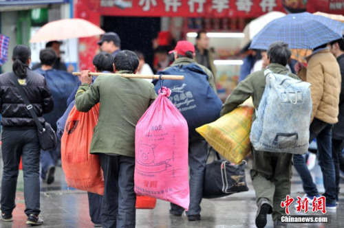 聚焦春節(jié)“恐歸族”：近鄉(xiāng)情怯，恐懼何來(lái)？(圖)